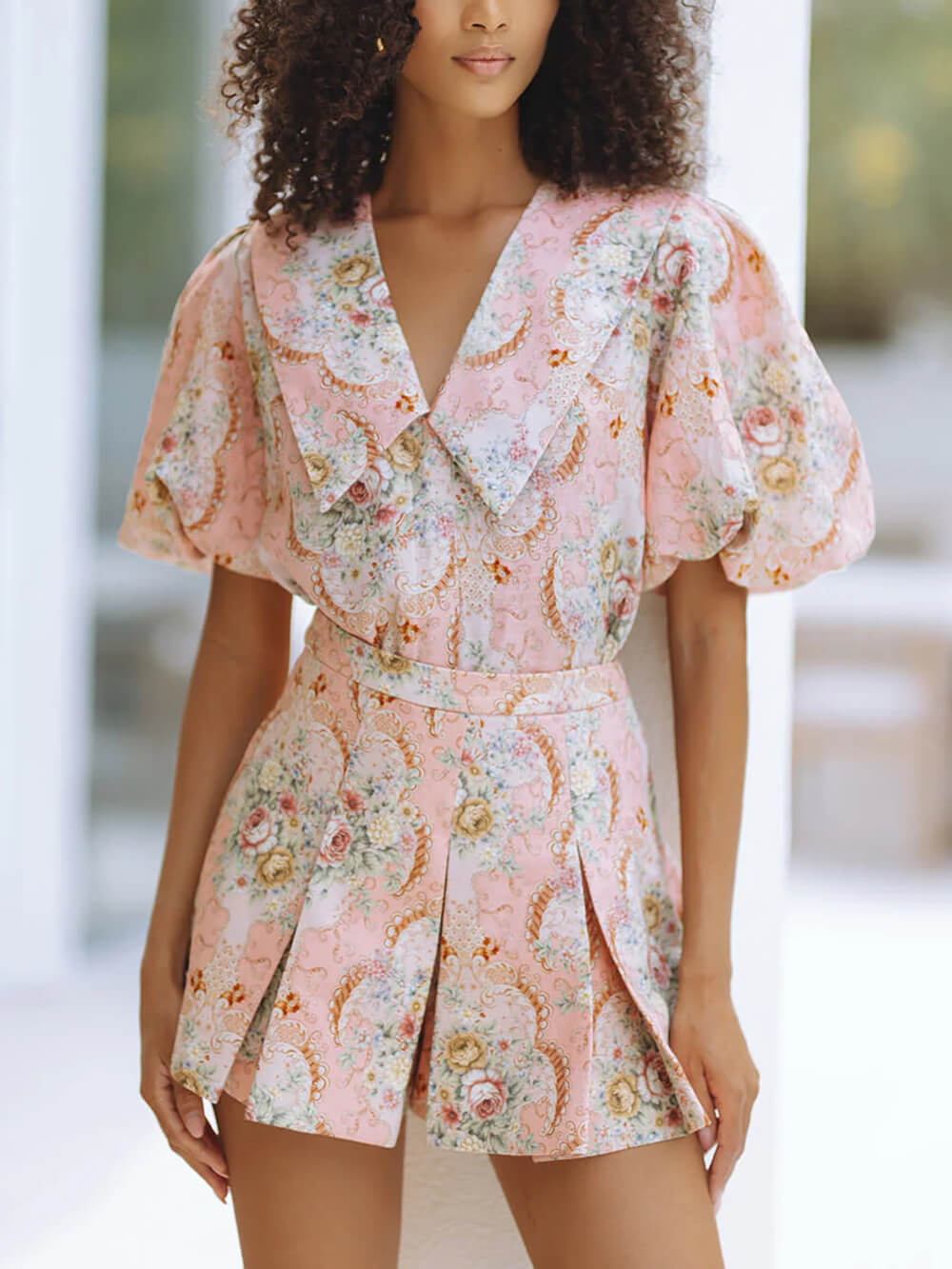 Delicato completo con top in lino a stampa floreale e shorts corti plissettati