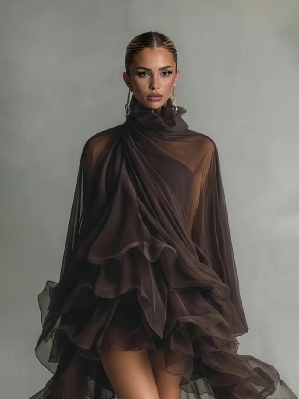 Vestido midi elegante de corte solto, com folhos em chiffon e gola subida