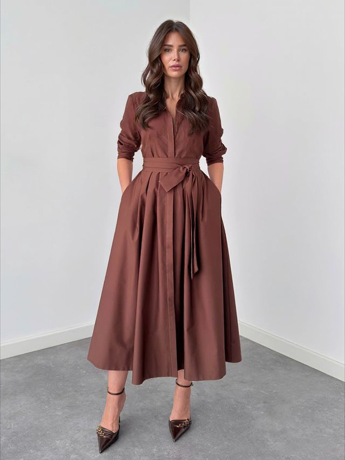 Abito midi elegante a maniche lunghe con cintura in vita