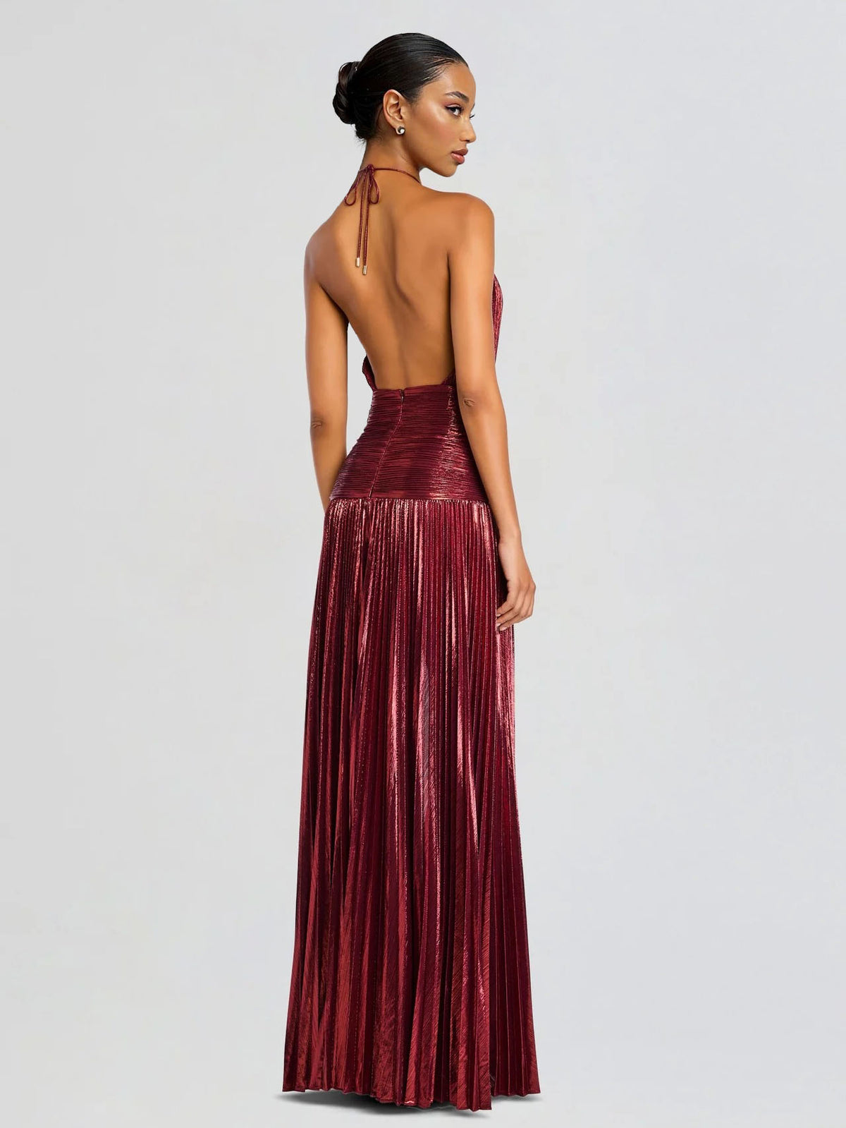 Elegantes Maxikleid mit Metallic-Plisseefalten und Neckholder