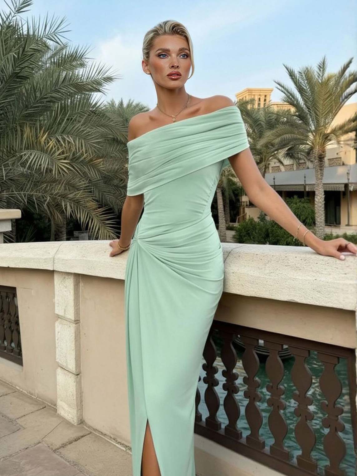 Abito lungo elegante con spalle scoperte, arricciature e spacco