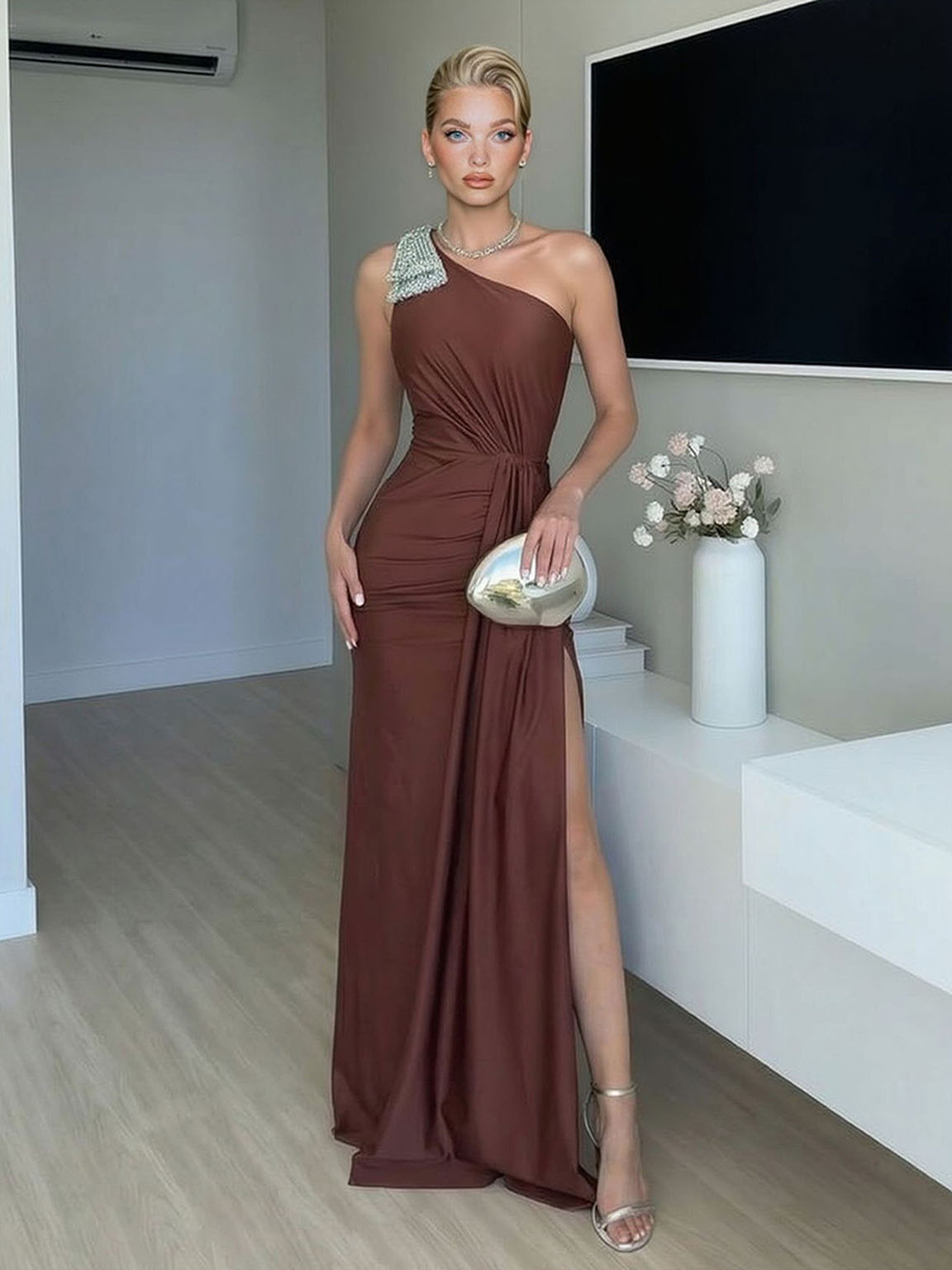 Elegantes One-Shoulder-Maxikleid mit Verzierungen