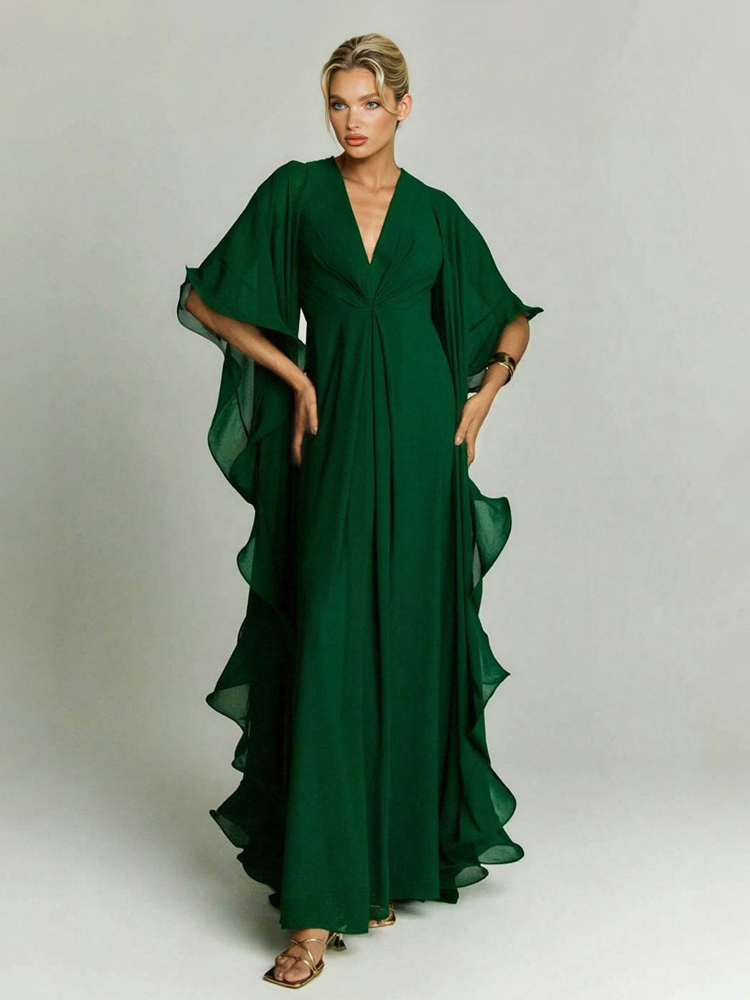 Elegante abito lungo fino ai piedi in chiffon, con maniche drappeggiate