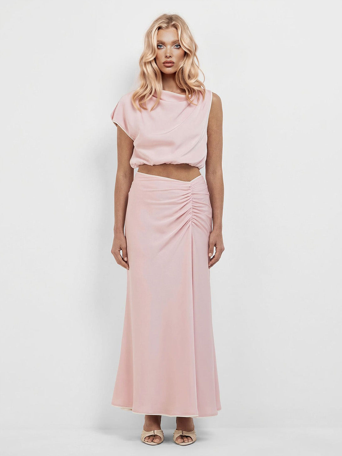 Elegante completo due pezzi con top senza maniche drappeggiato e gonna lunga arricciata