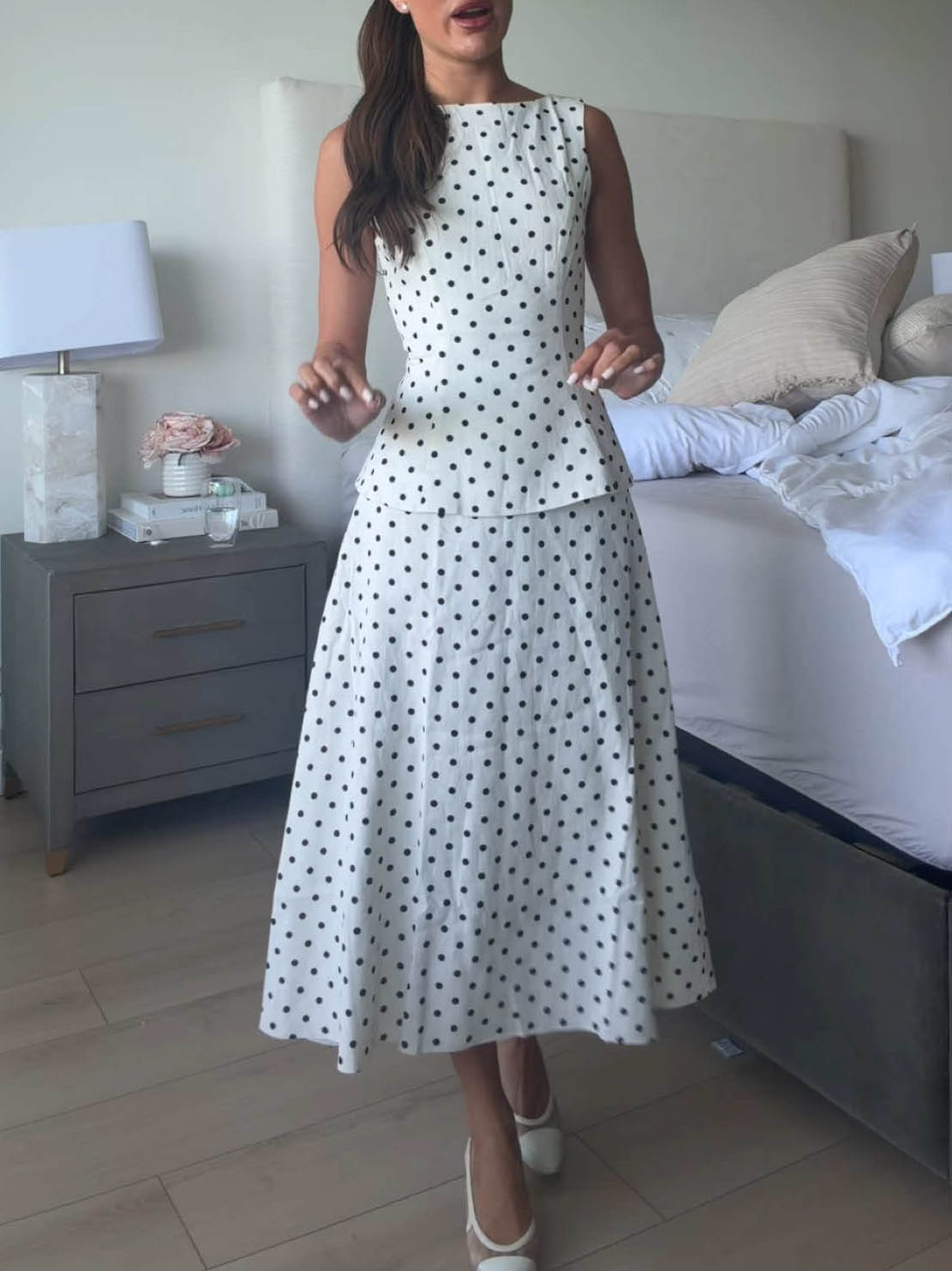 Elegante completo a due pezzi con top senza maniche e gonna a pois