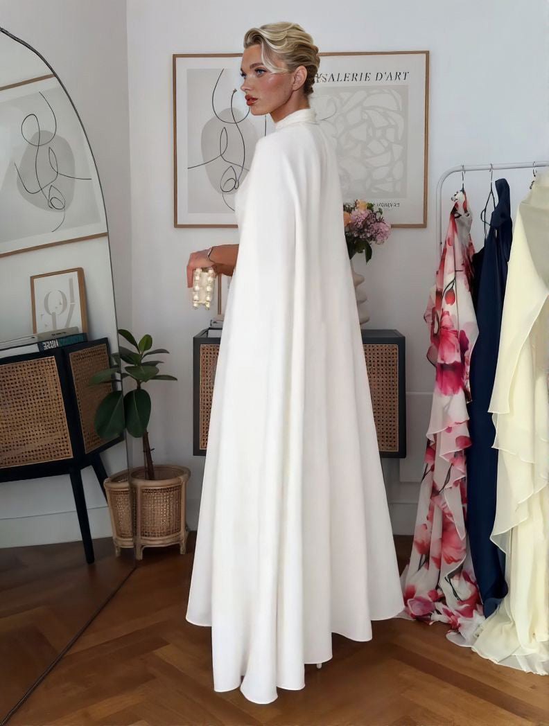 Elegante vestido largo con cuello alto y estilo capa