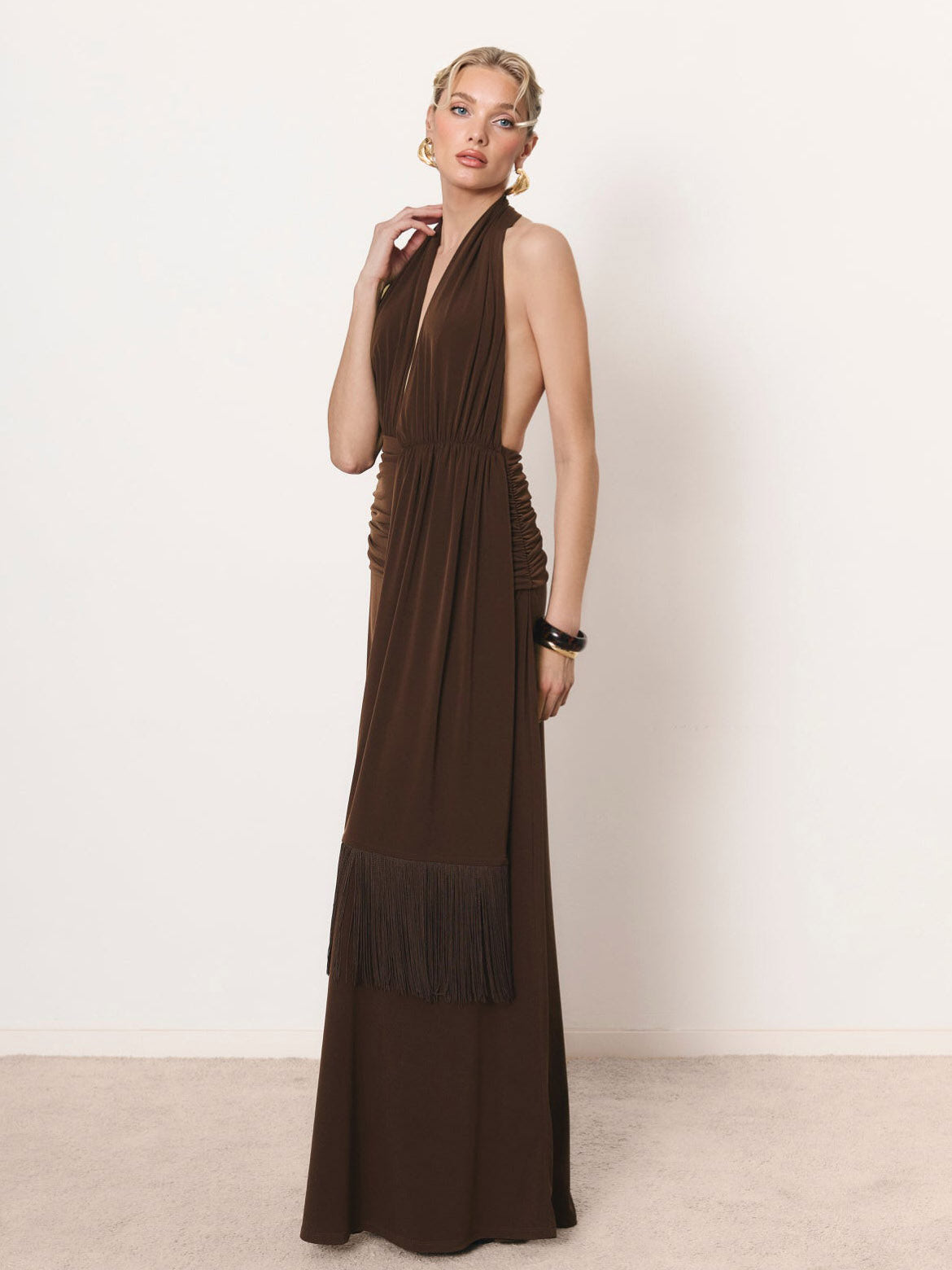 Vestido maxi sensual para festas, com decote em V profundo e franjas