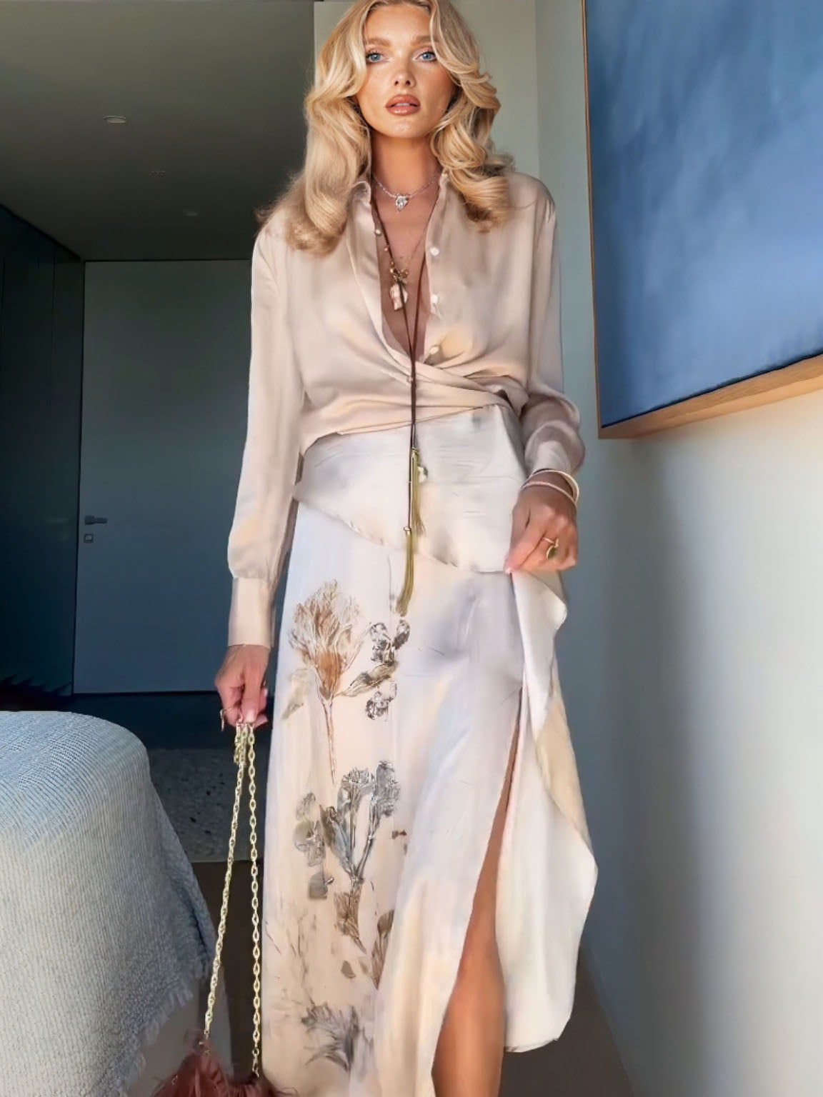 Conjunto de duas peças elegante, com blusa atada e saia estampada