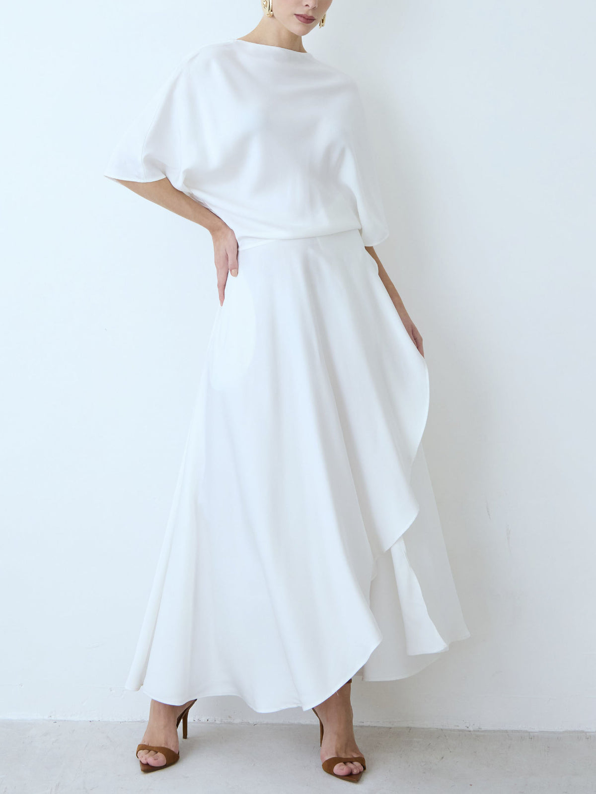Elegantes fließendes Wickelkleid aus Satin in Midilänge