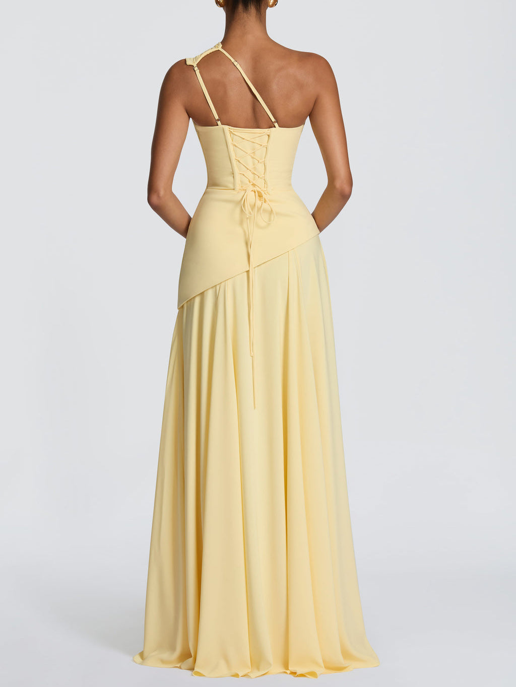 Elegante abito lungo in chiffon monospalla arricciato con cintura da annodare in vita