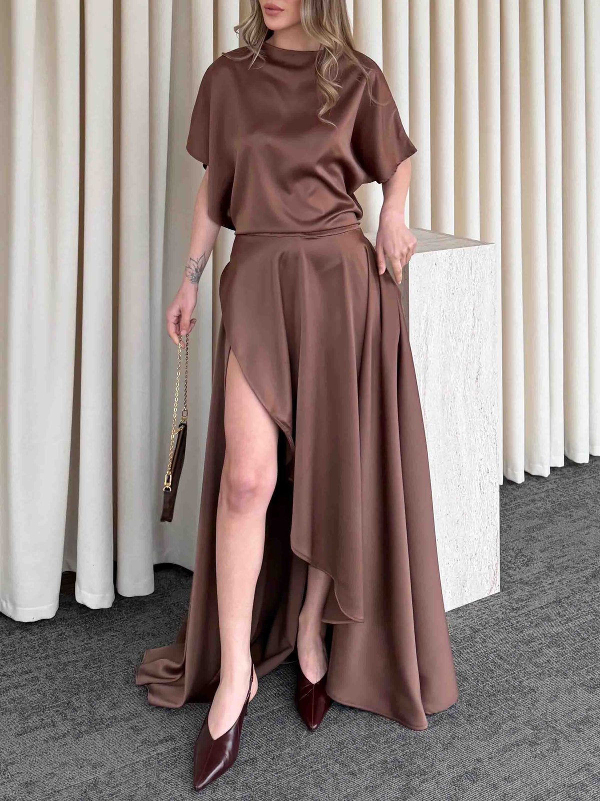 Elegantes fließendes Wickelkleid aus Satin in Midilänge