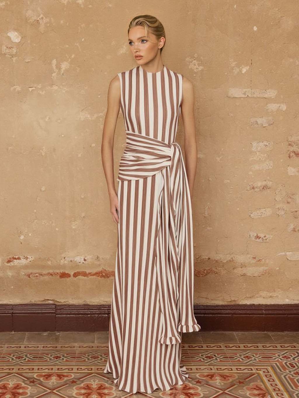 Maxiabito elegante senza maniche a righe con cintura in vita
