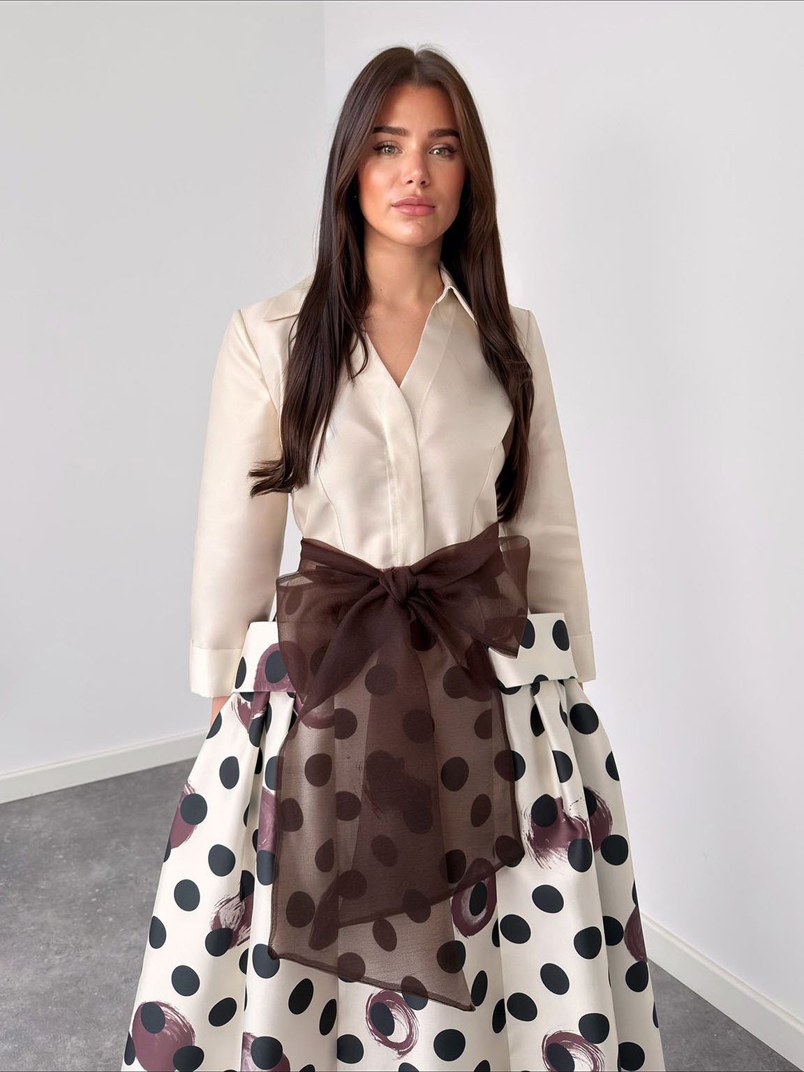 Maxiabito elegante a pois con cintura in vita
