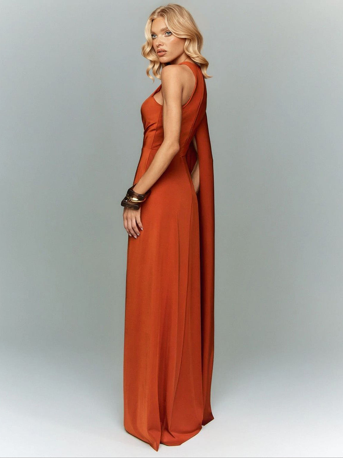 Abito lungo sexy monospalla con cut-out e spacco