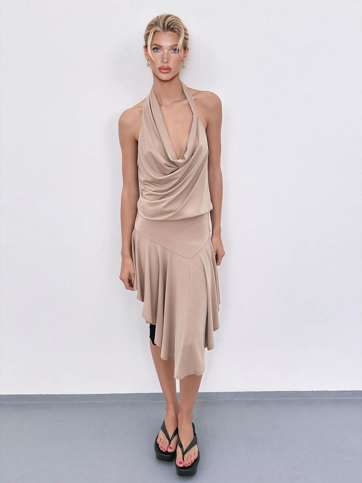 Sexy Minikleid mit Drapierung und asymmetrischem Saum
