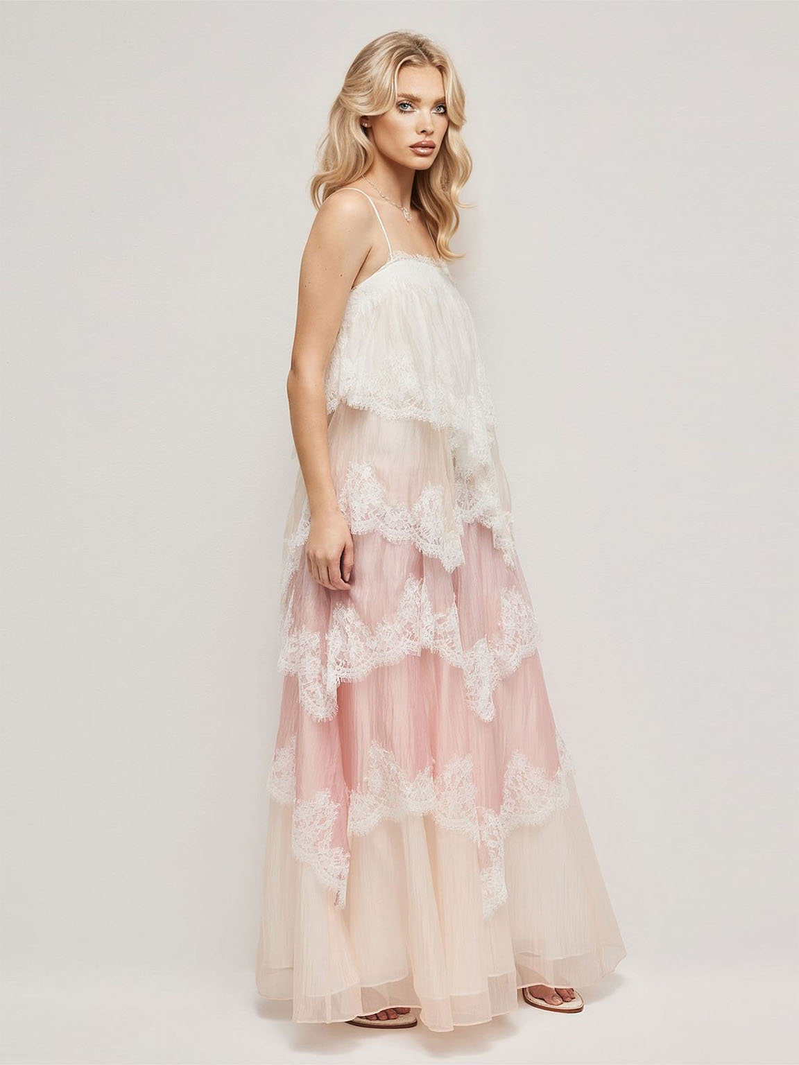 Vestido largo degradado con encaje en capas y tirantes finos