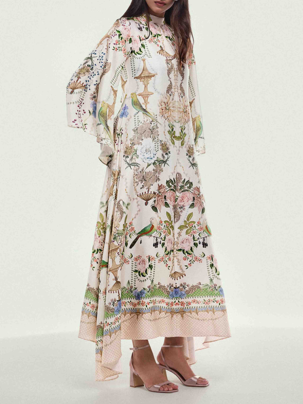 Robe longue élégante en satin à imprimé floral et manches évasées