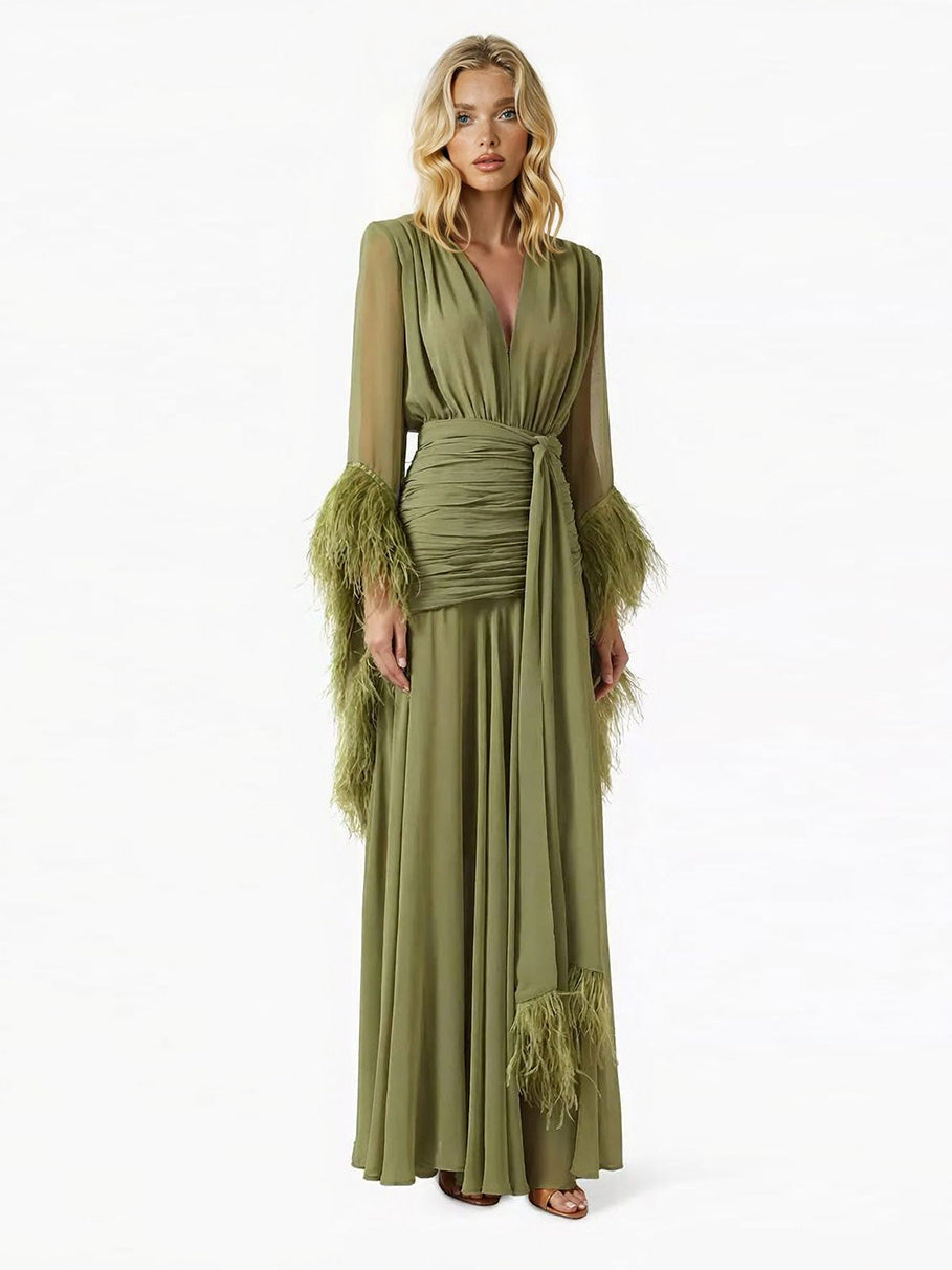 Maxi abito elegante in chiffon fluido con scollo a V e polsini con piume