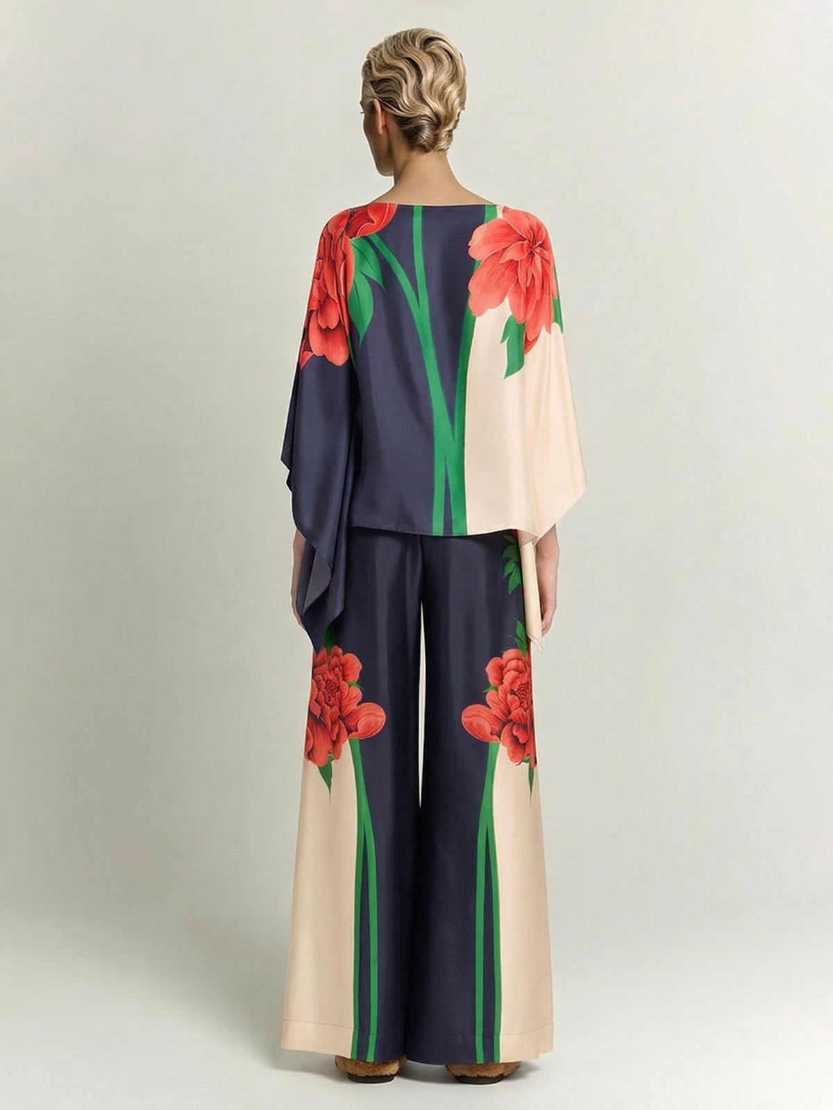Zweiteiliges Set aus Hemd mit Paisleymuster und asymmetrischen Ärmeln sowie Hose mit weitem Bein