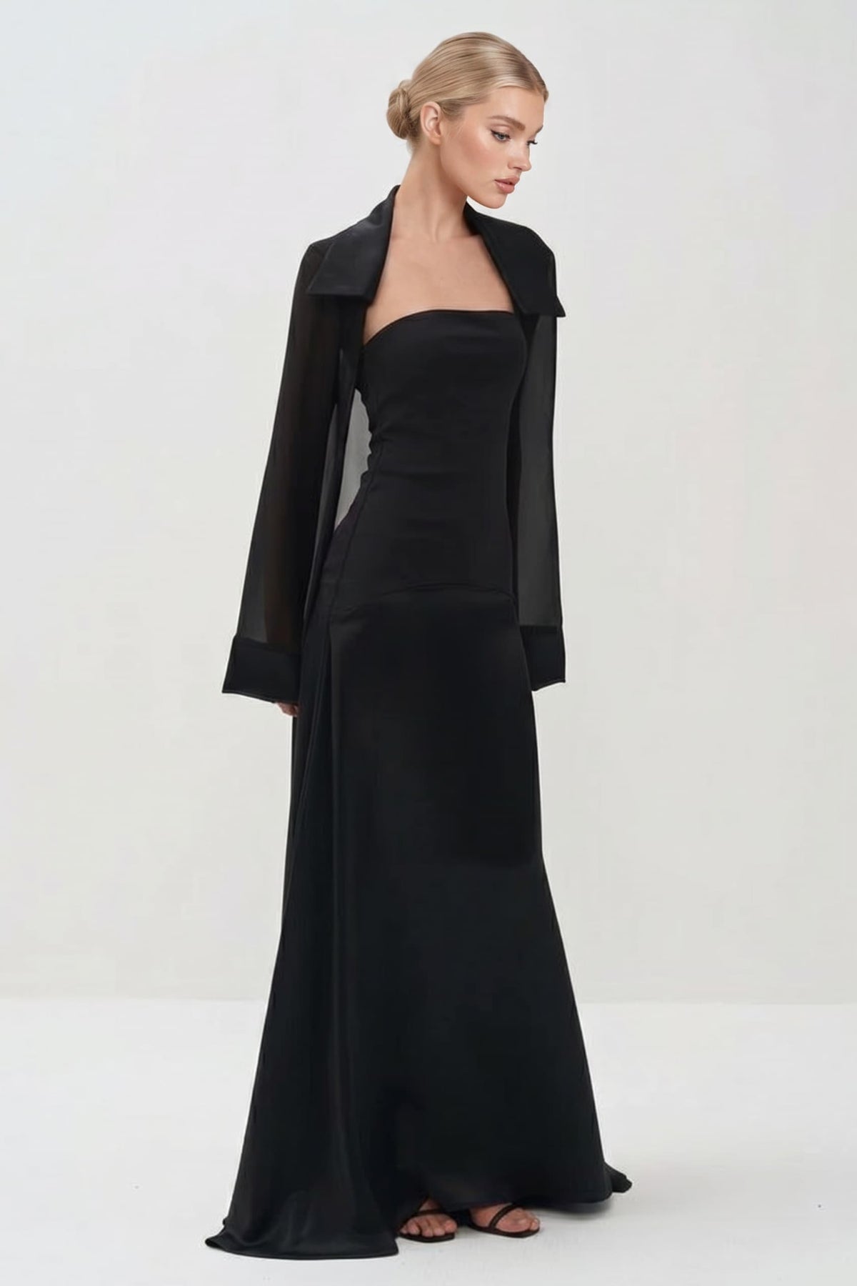 Conjunto elegante de duas peças com vestido comprido de cetim e sobreposição comprida de chiffon transparente