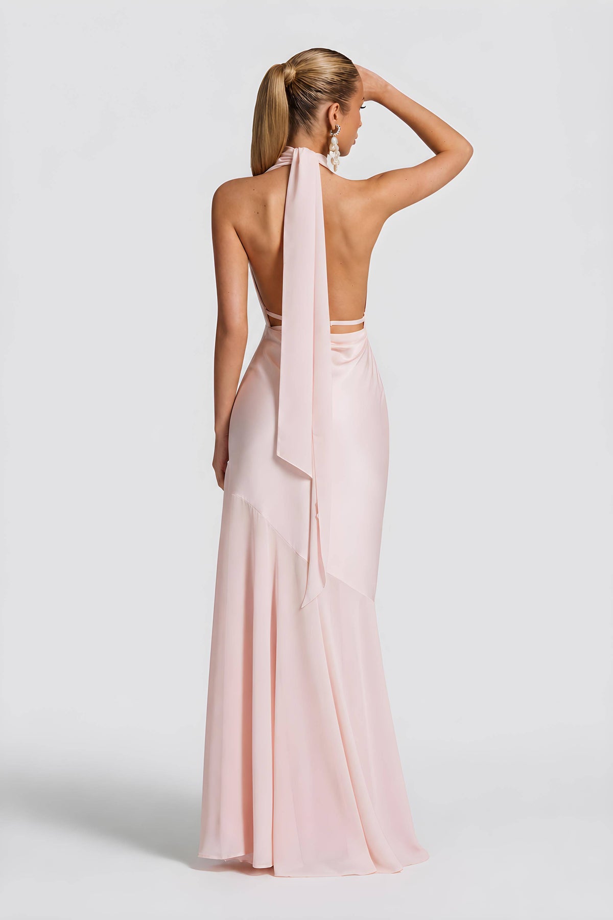 Vestido de noche de satén verde oliva con cuello halter, escote en V pronunciado y corte sirena - vestido formal sexy con espalda descubierta para fiestas, bodas y galas