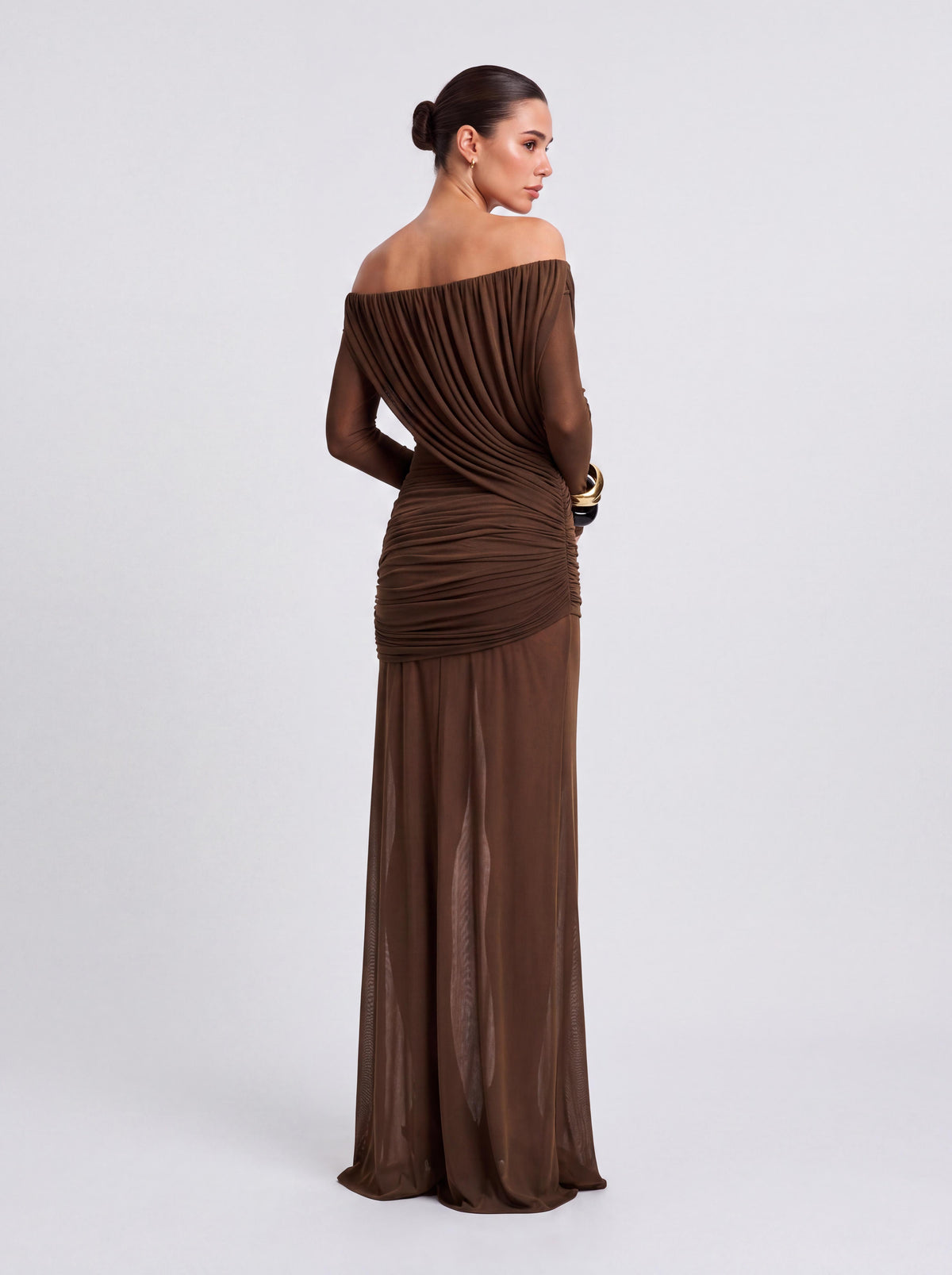 Vestido largo de corte sirena, drapeado, con hombros descubiertos y mangas largas