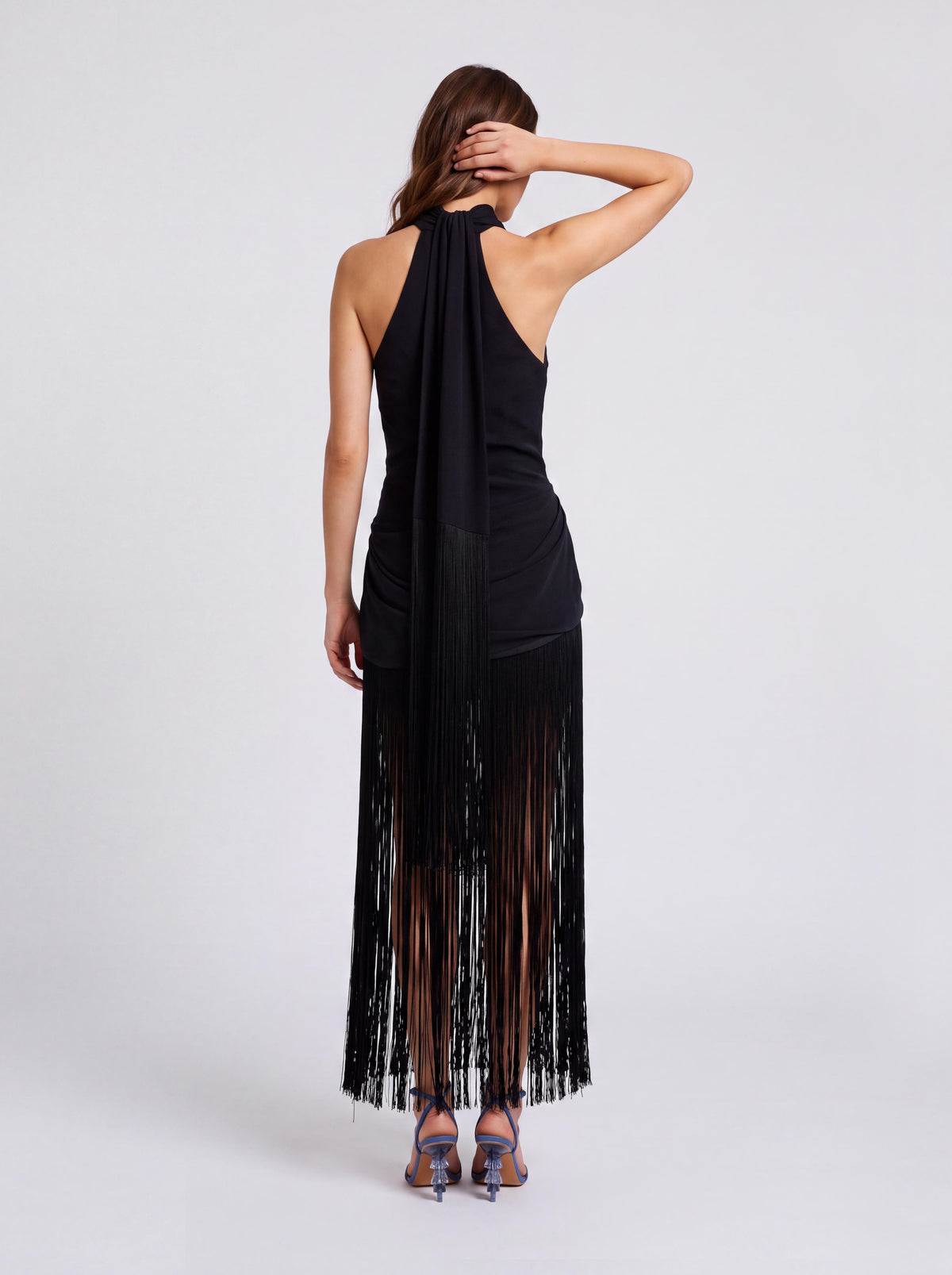 Abito midi senza maniche con scollo all’americana e nappine