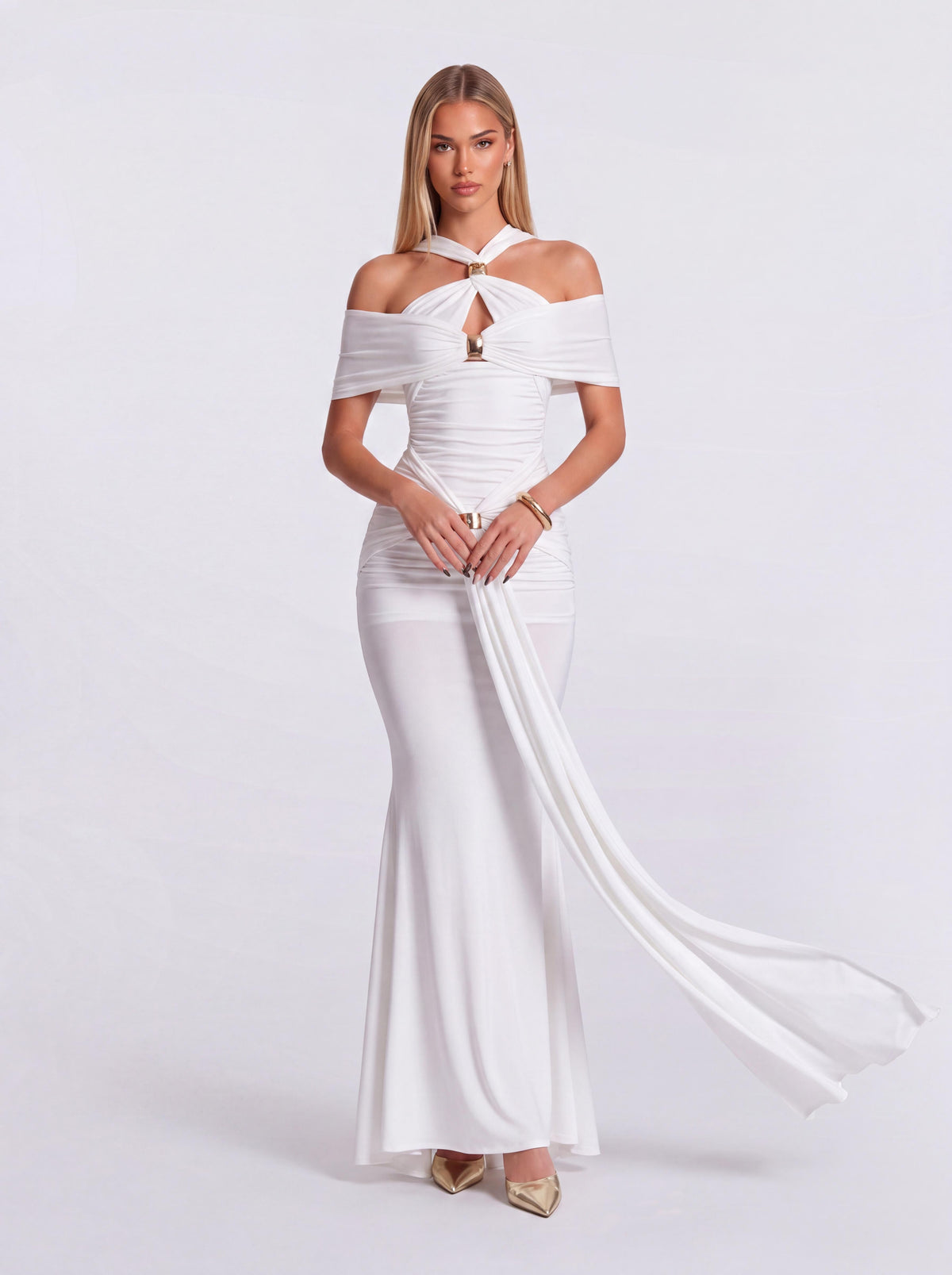 Vestido de cuello halter, hombros descubiertos, falda plisada y bajo de cola de pez