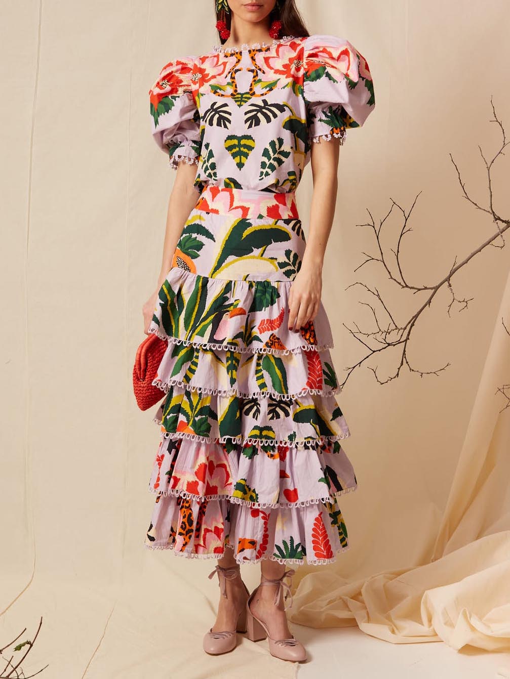 Elegantes zweiteiliges Set mit tropischem Print, Puffärmeln und Rüschen