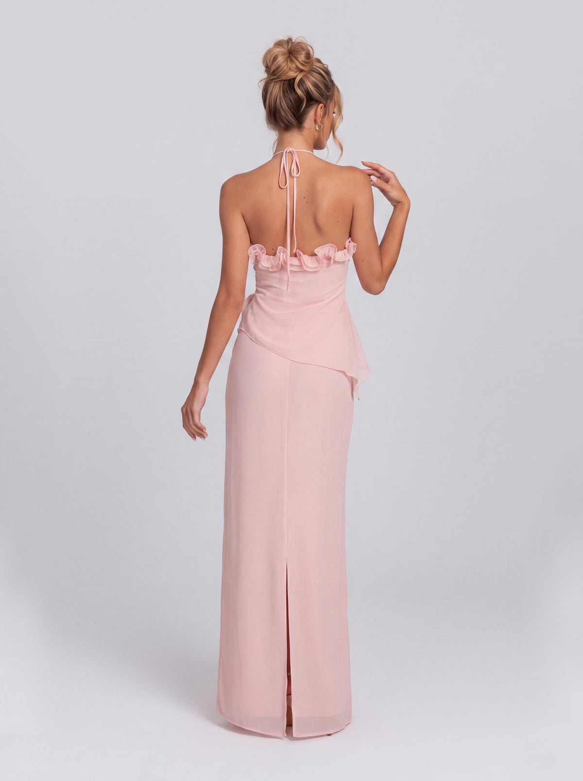 Robe de cérémonie longue ajustée rose à col orné d’une rose en relief