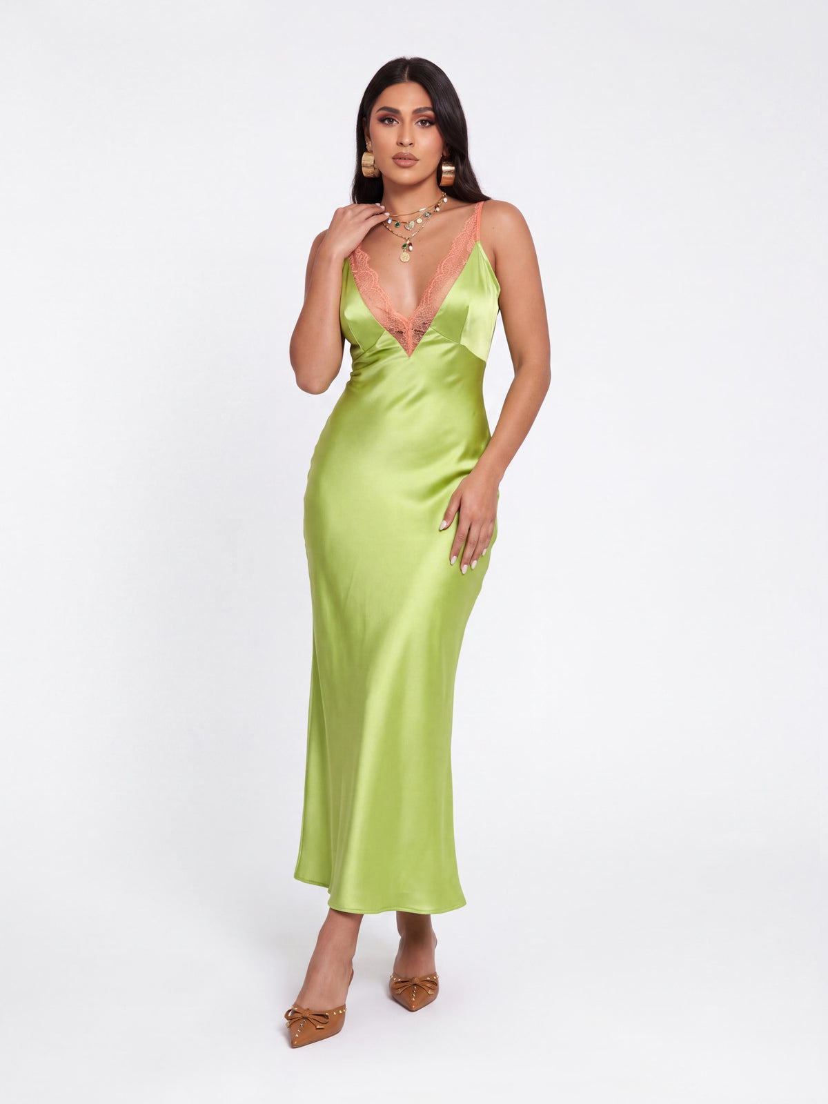 שמלת מידי ירוקה בוהקת מסאטן עם תחרה, מחשוף V, כתפיות בסגנון סליפ וגזרת בתולת ים