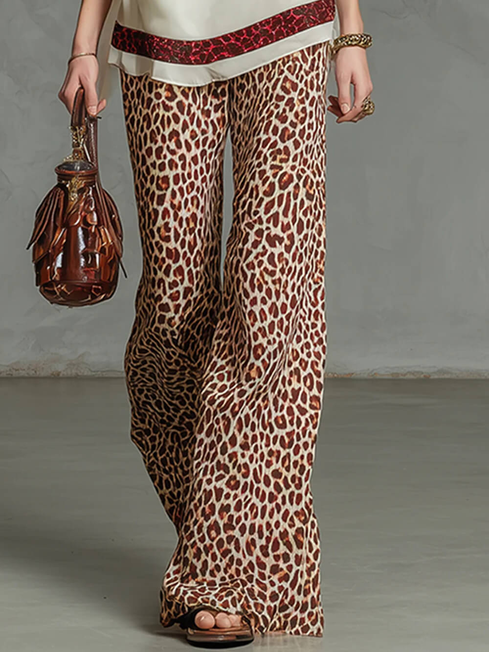 Pantaloni a gamba larga alla moda con stampa leopardata e vita elasticizzata