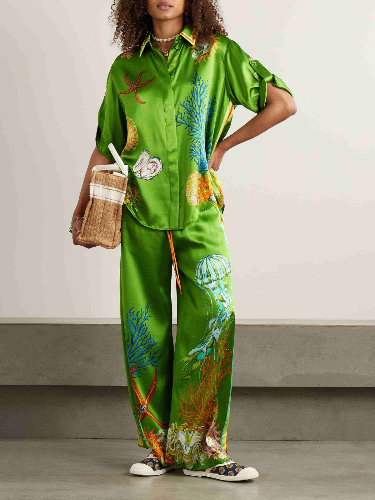 Completo a due pezzi con camicia in raso con stampa oceanica e pantaloni palazzo
