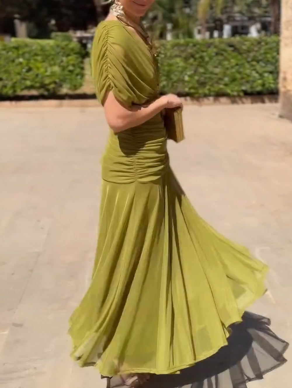 Elegantes, fließendes Maxikleid mit V-Ausschnitt und Plisseefalten