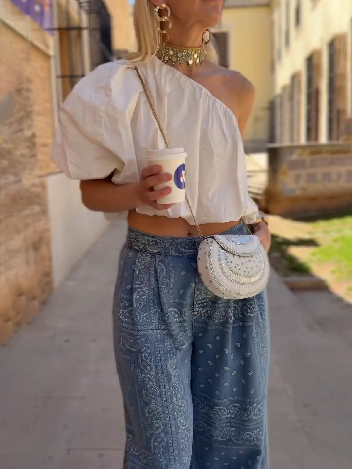Conjunto de dos piezas casual con top de hombros descubiertos y pantalón vaquero