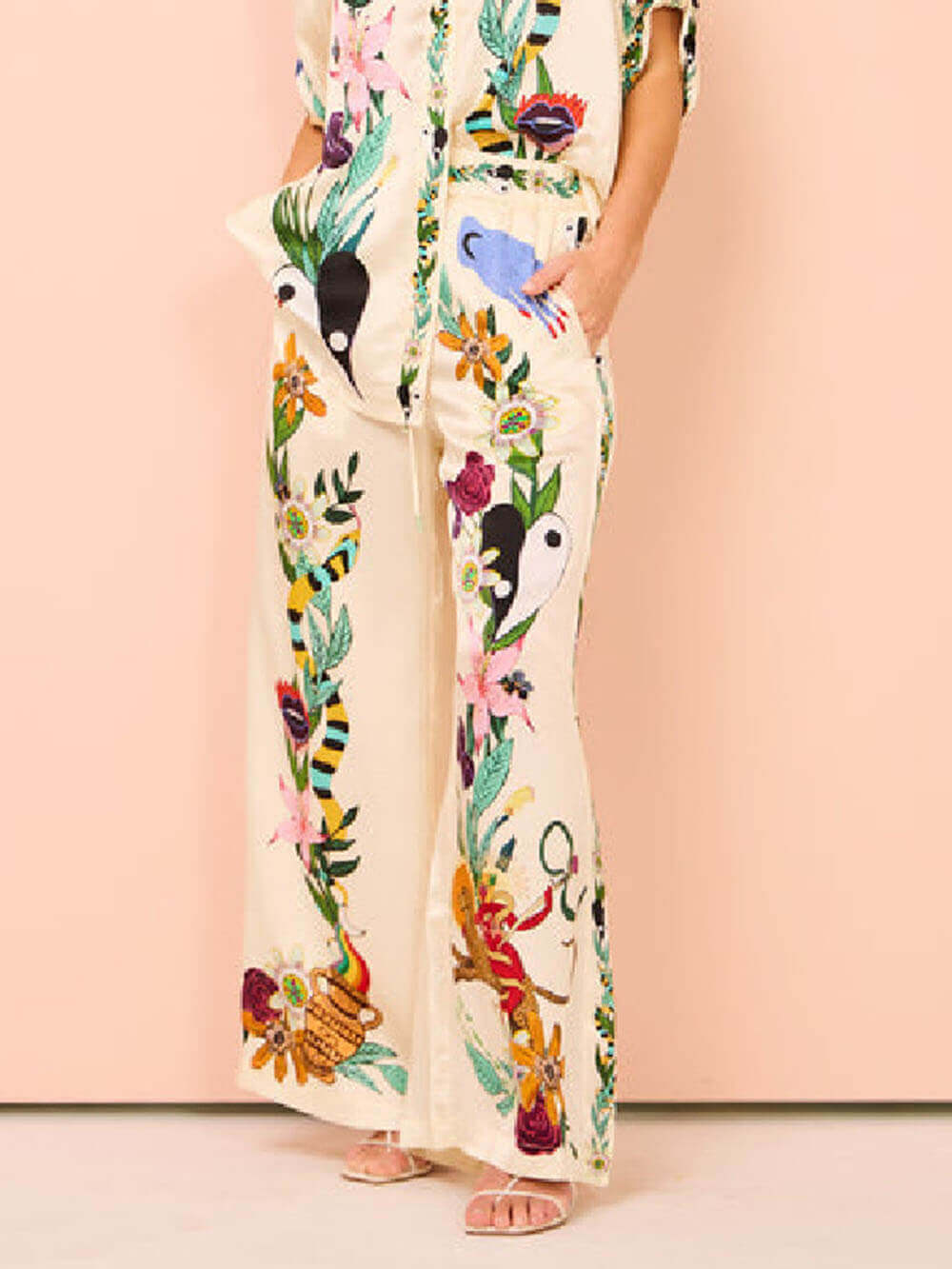 Ensemble moderne et raffiné en satin à imprimé original, composé d’un chemisier ample et d’un pantalon ample à taille élastique et poches
