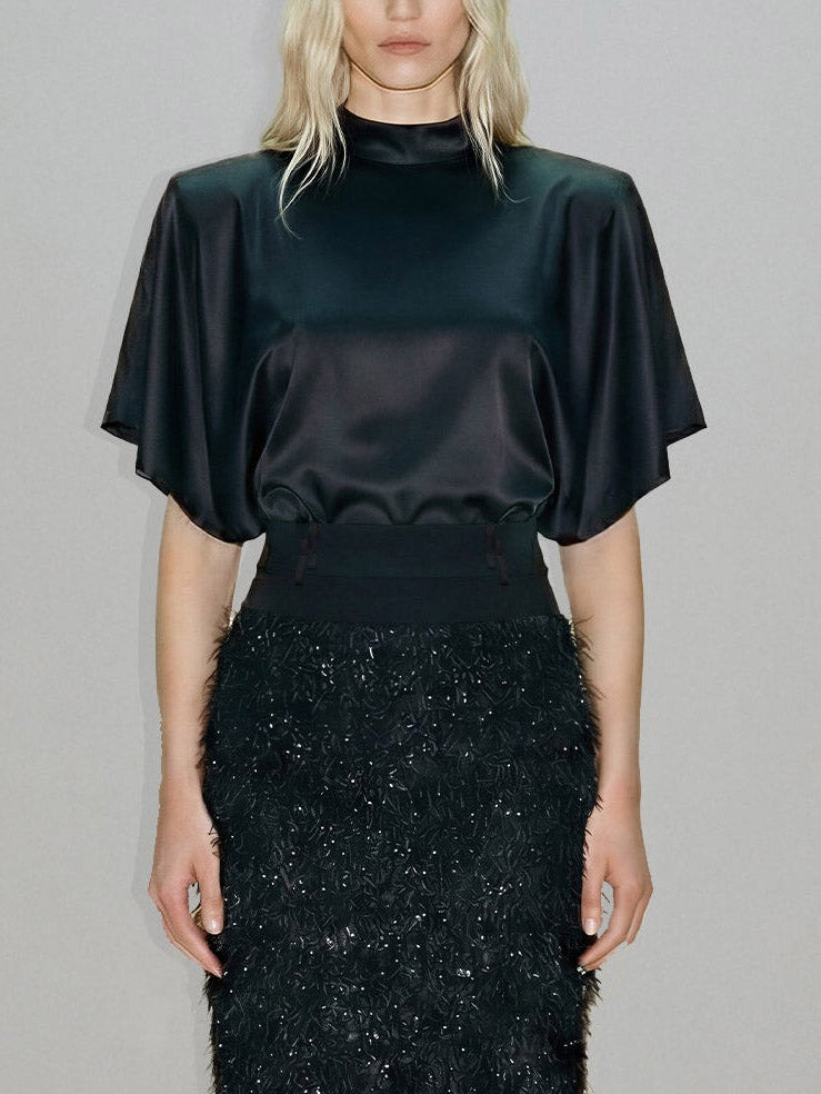 Elegante set a due pezzi con top in raso e gonna midi con paillettes e piume