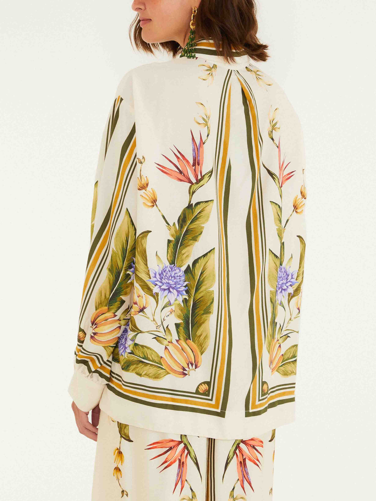 Camisa refinada de satén con estampado floral