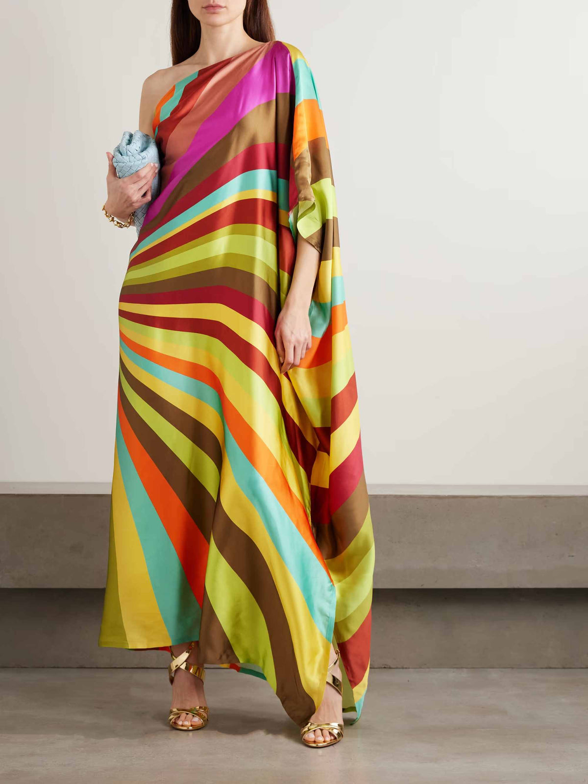 Abito lungo elegante in raso fluido, monospalla, drappeggiato e con stampa a righe colorate