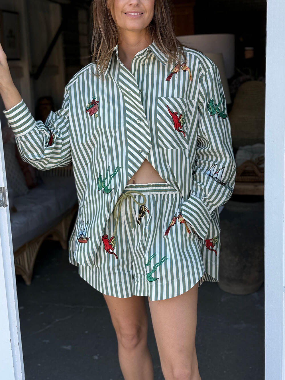Conjunto exclusivo de camisa às riscas com botões e mangas compridas e calções com cintura elástica e cordão ajustável