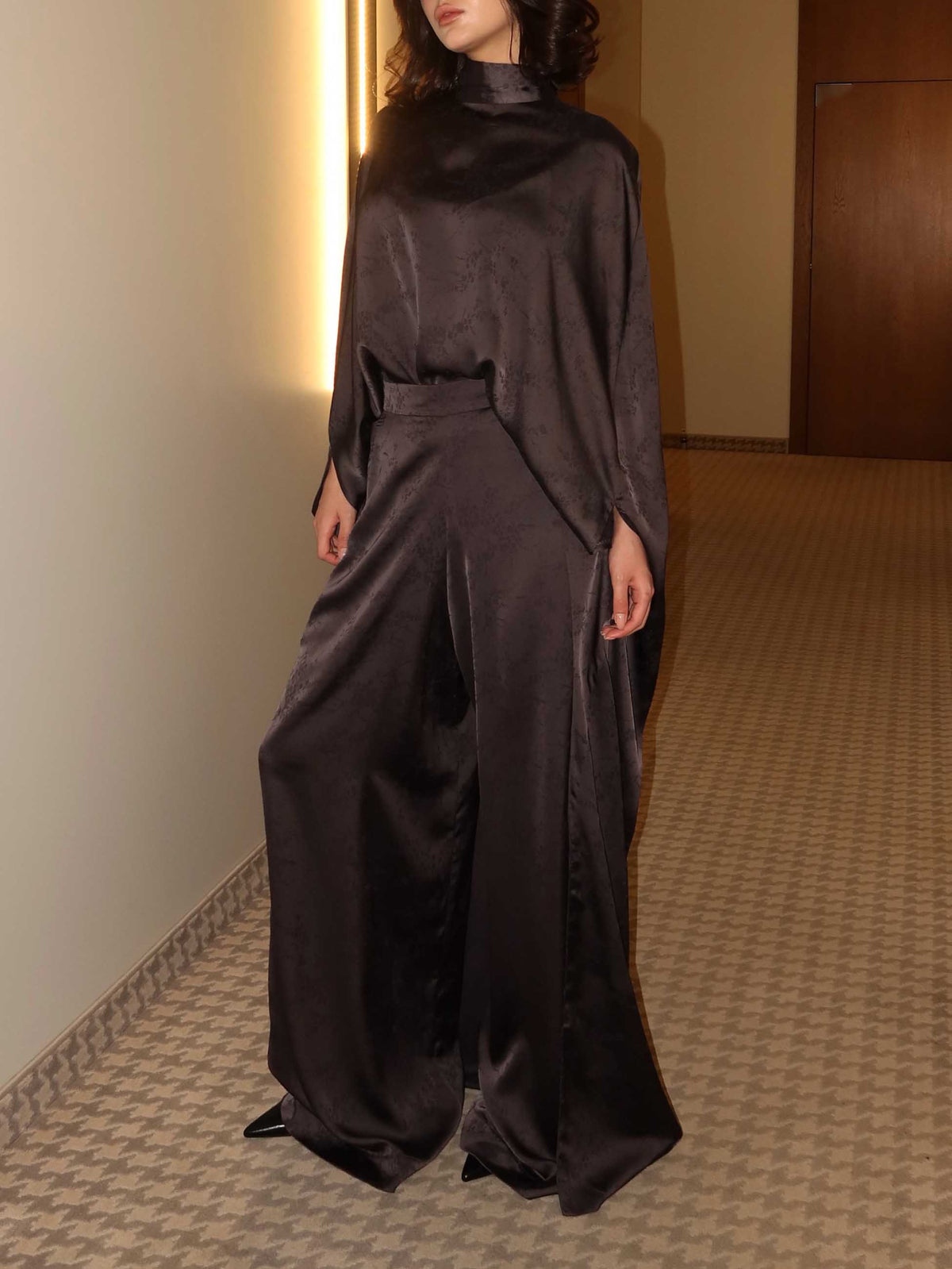 Completo elegante a due pezzi con top in raso a maniche a pipistrello e pantaloni drappeggiati a gamba larga