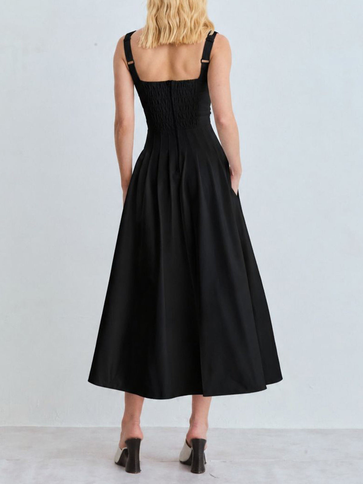 Elegante abito midi aderente in pizzo con scollo a V