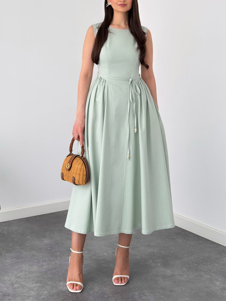 Elegante abito midi senza maniche a linea A con cintura da annodare in vita