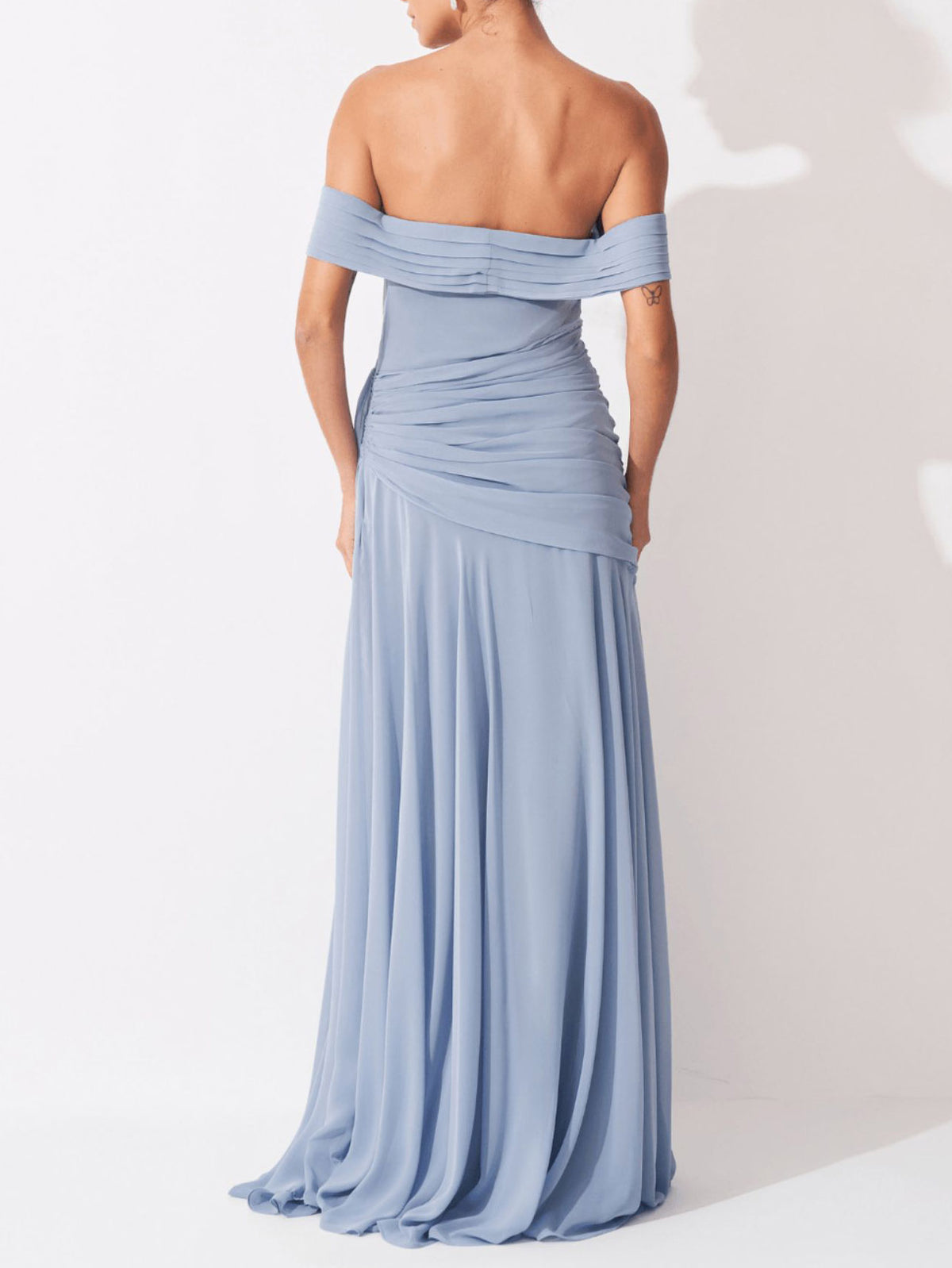 Abito lungo elegante in chiffon arricciato con spalle scoperte
