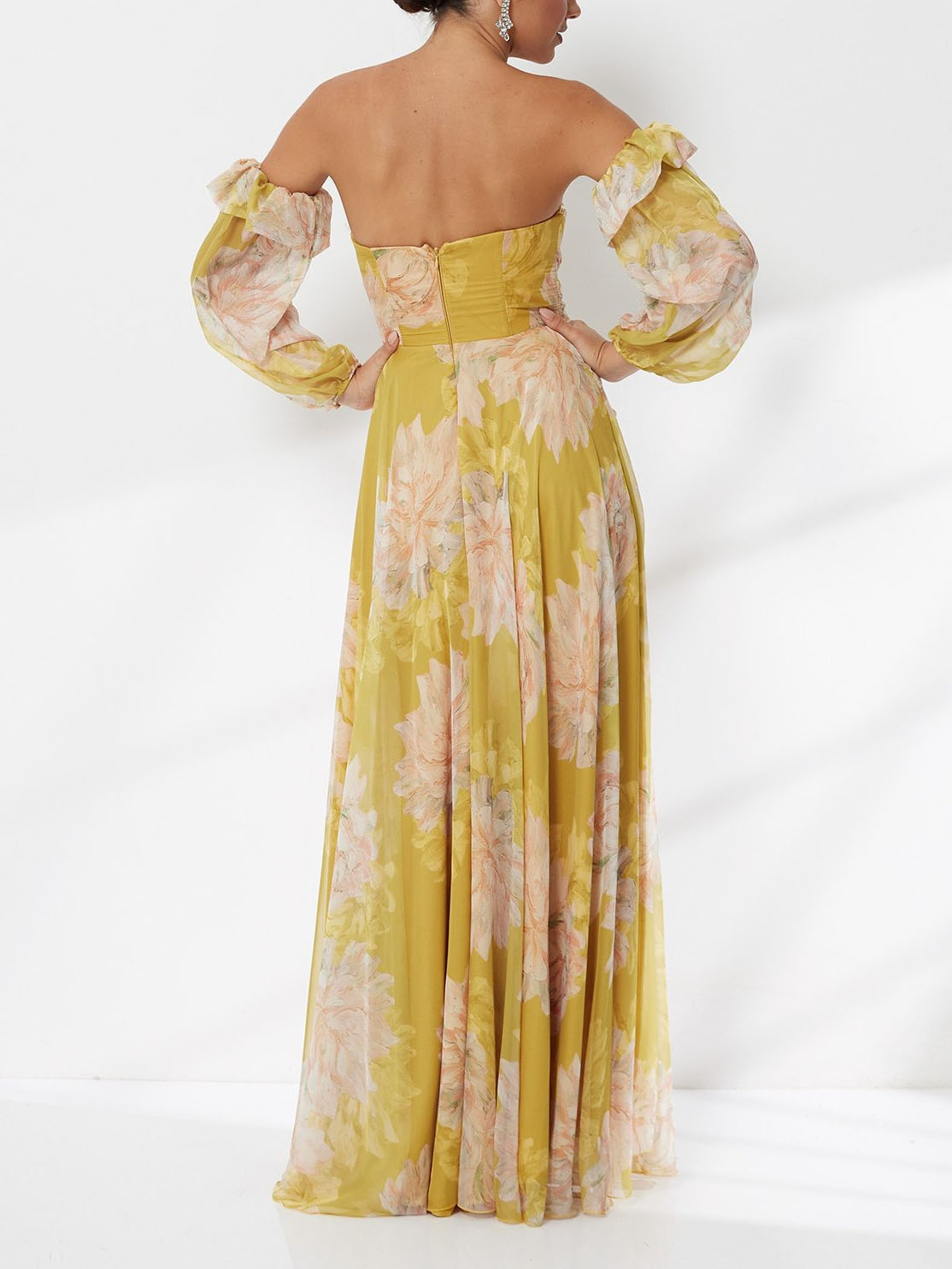 Vestido maxi elegante floral de chiffon com ombros descobertos e racha
