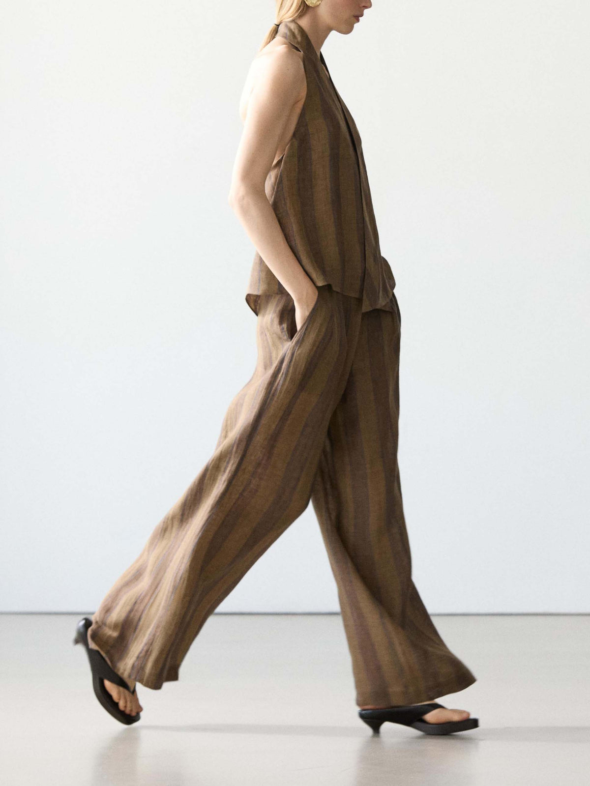 Set minimalista con top ampio allacciato al collo e pantaloni a gamba larga