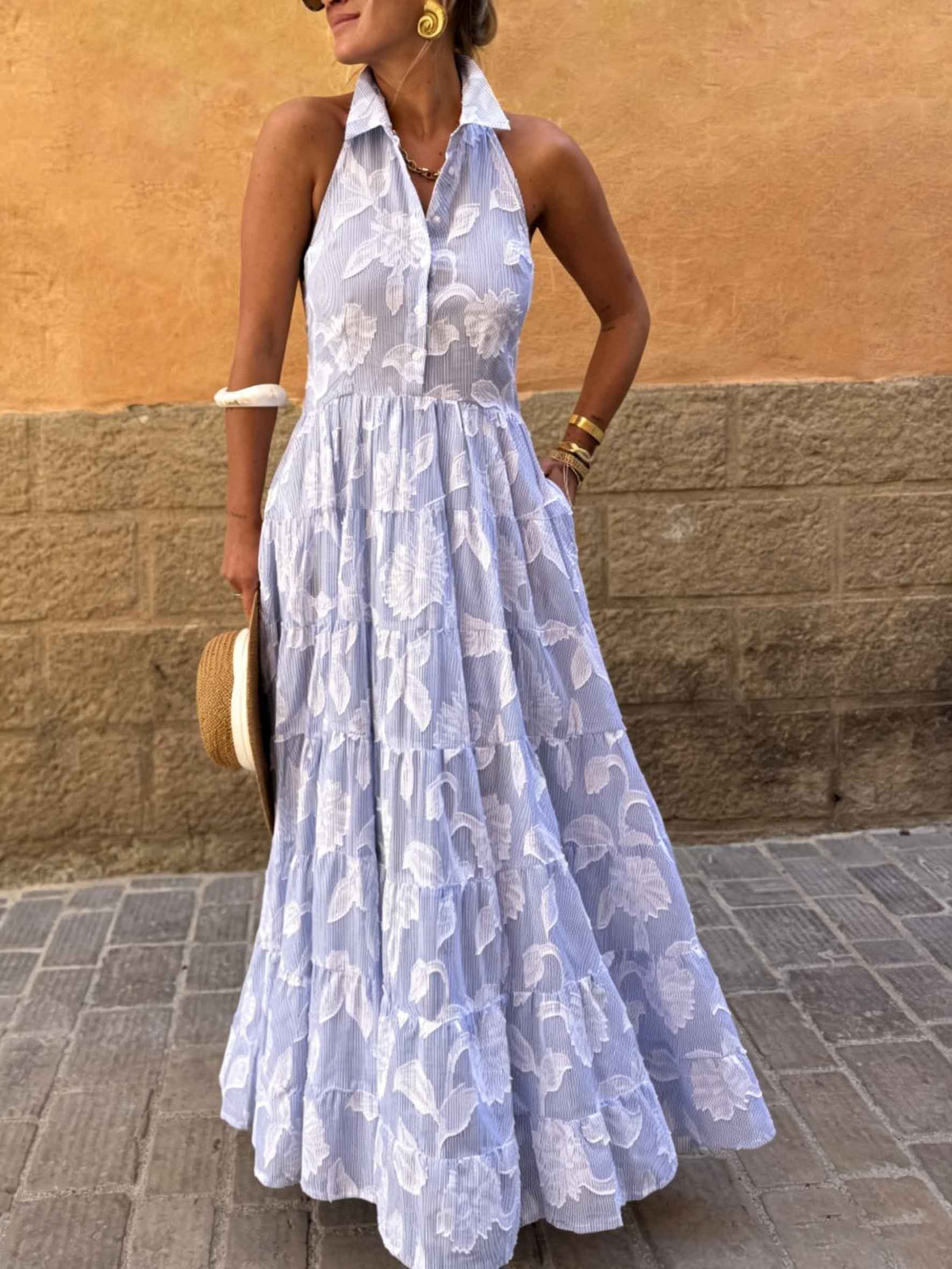 Raffinato abito lungo a strati, jacquard a righe e fiori, con schiena scoperta