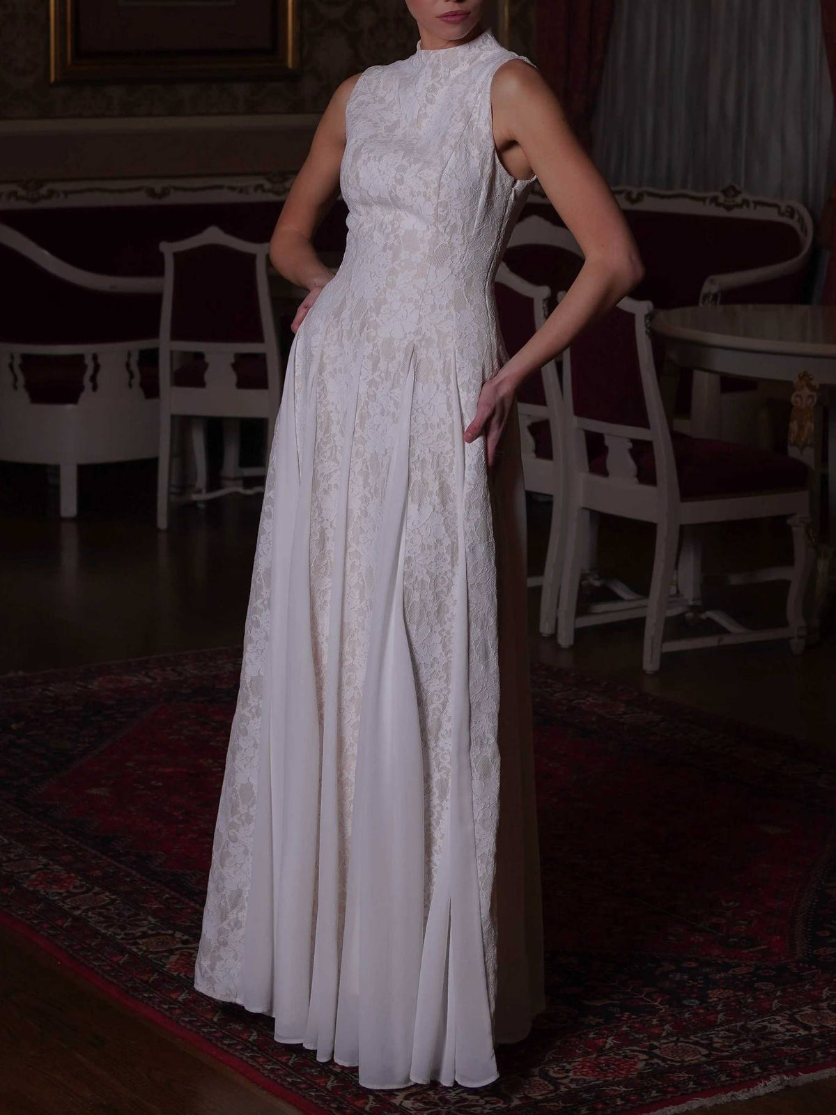 Elegantes Maxikleid mit hohem Kragen und Spitzeneinsatz