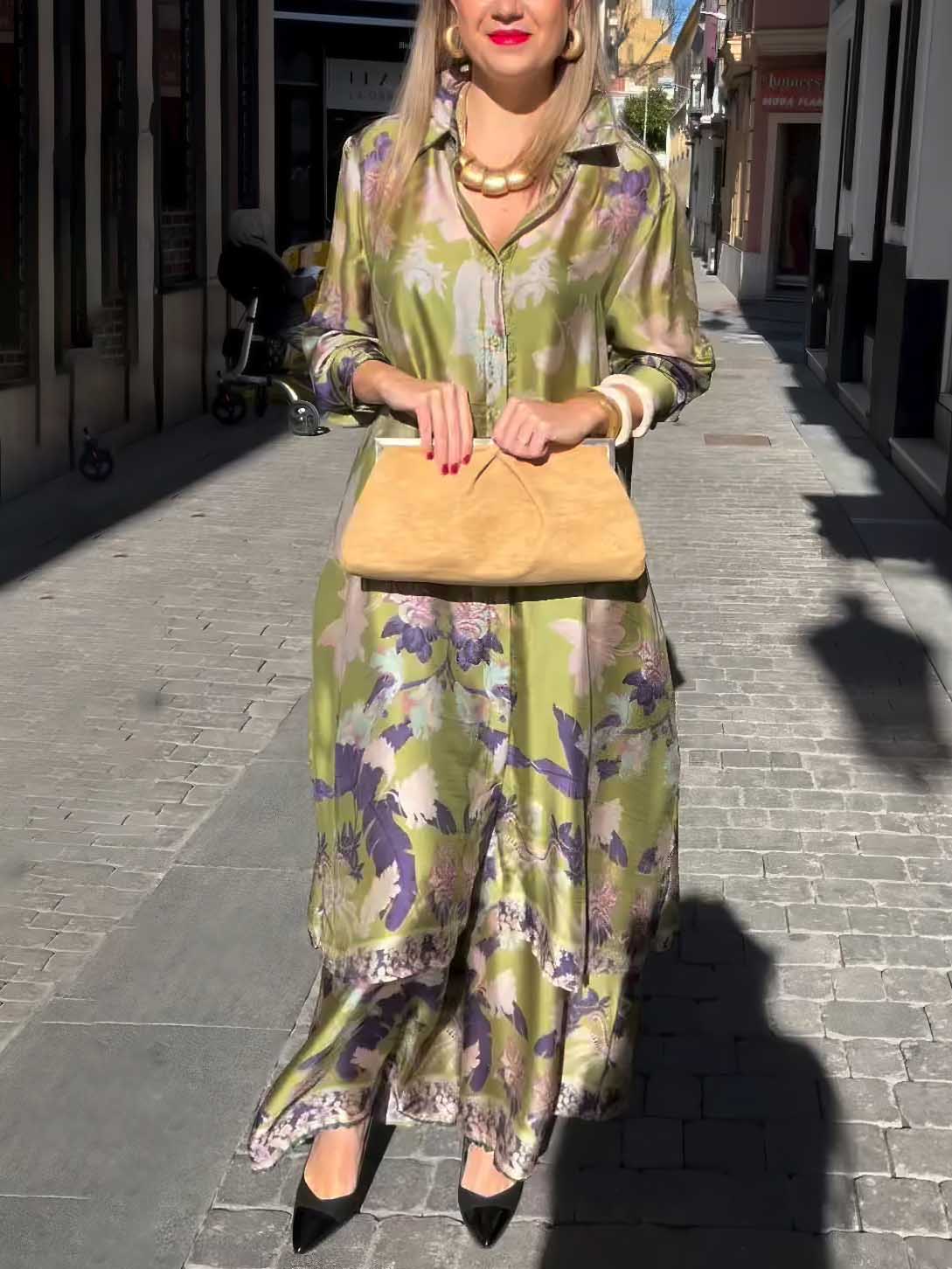 Raffinato completo a due pezzi in raso con stampa floreale e camicia abbottonata