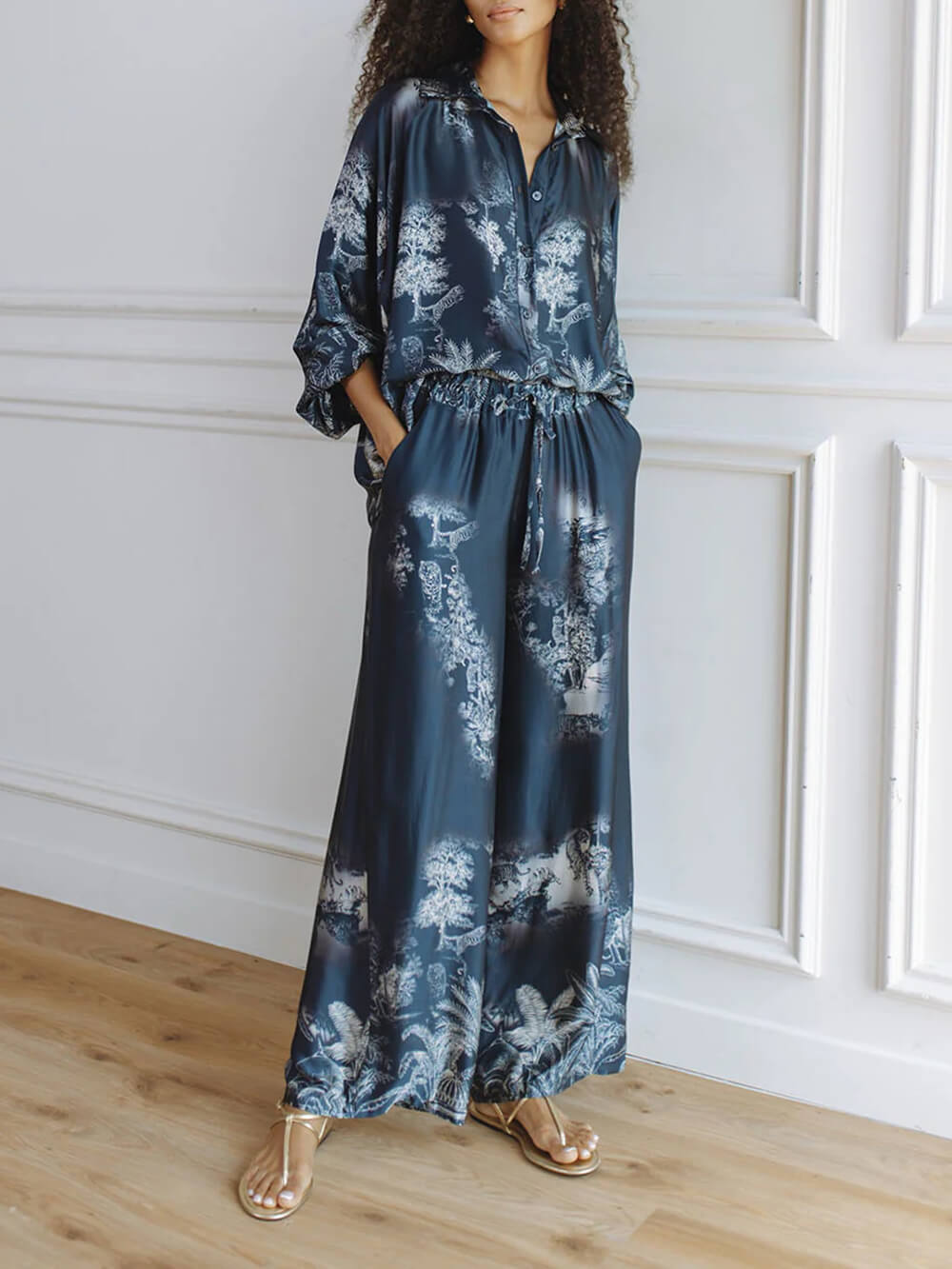 Completo originale blu navy con top ampio a stampa floreale e pantaloni a gamba ampia con vita elasticizzata